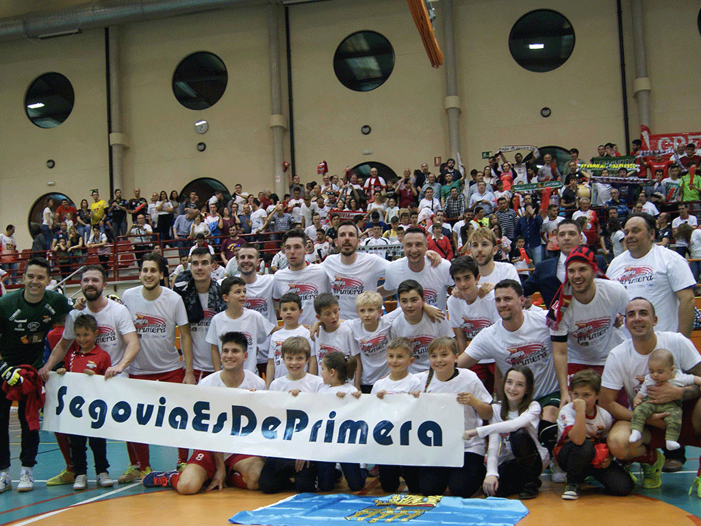 Los integrantes de la plantilla del Segovia Futsal celebran el ascenso con los aficionados en el pabellón Parque Sureste de Rivas. / A.M.