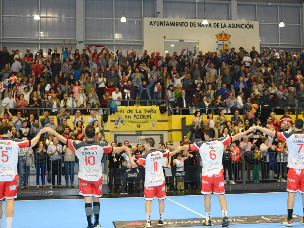 Los jugadores del Viveros Herol Nava celebran una victoria con sus aficionados./ AMADOR MARUGÁN