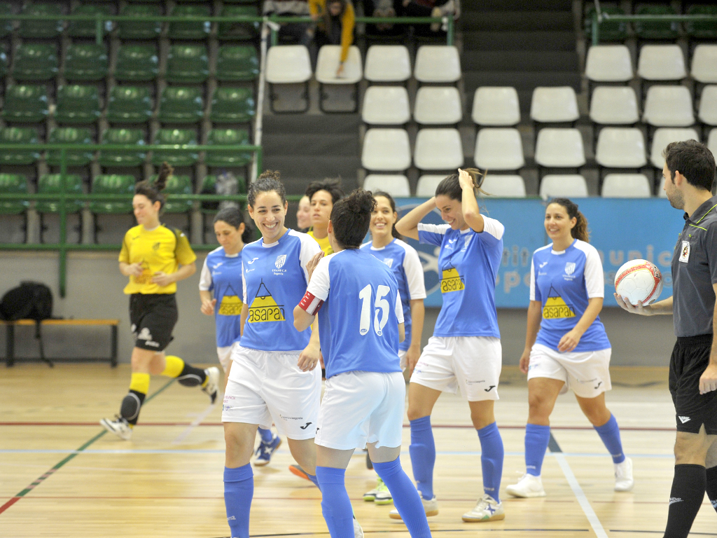 Las jugadoras del Unami CP, antes de un partido en el pabellón Pedro Delgado. / KAMARERO