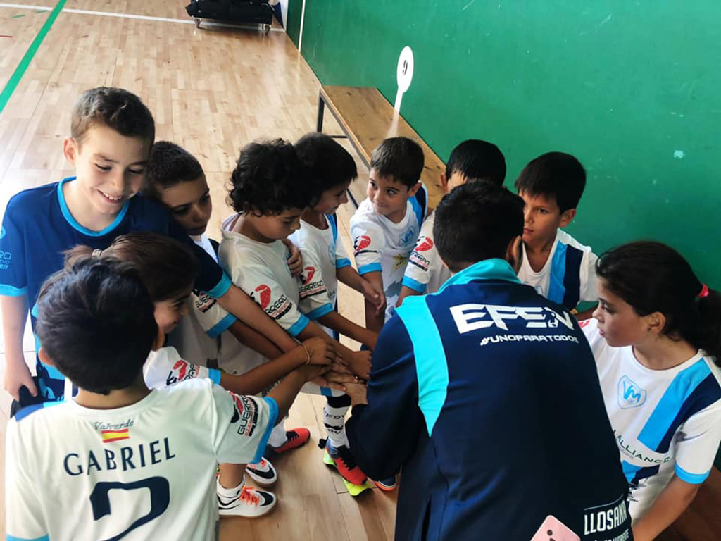 Uno de los jóvenes conjuntos de la Escuela de Fútbol Sala Valverde se anima antes de iniciar un partido./ EFS VALVERDE