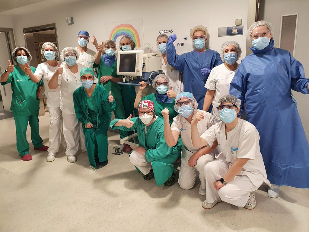 Profesionales del Hospital General de Segovia, con el respirador conseguido gracias a la iniciativa solidaria de la escuela del FS Valverde. / FS VALVERDE