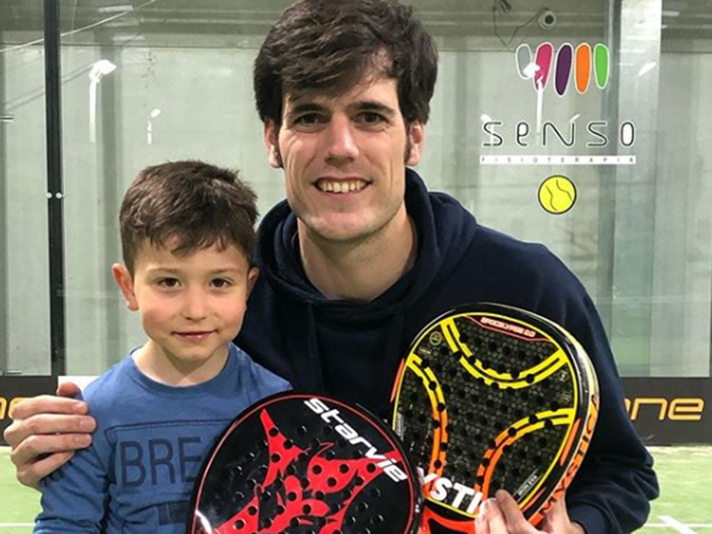 El joven palista segoviano Hugo, junto a Javier Concepción, jugador profesional de pádel. / PADELZONE