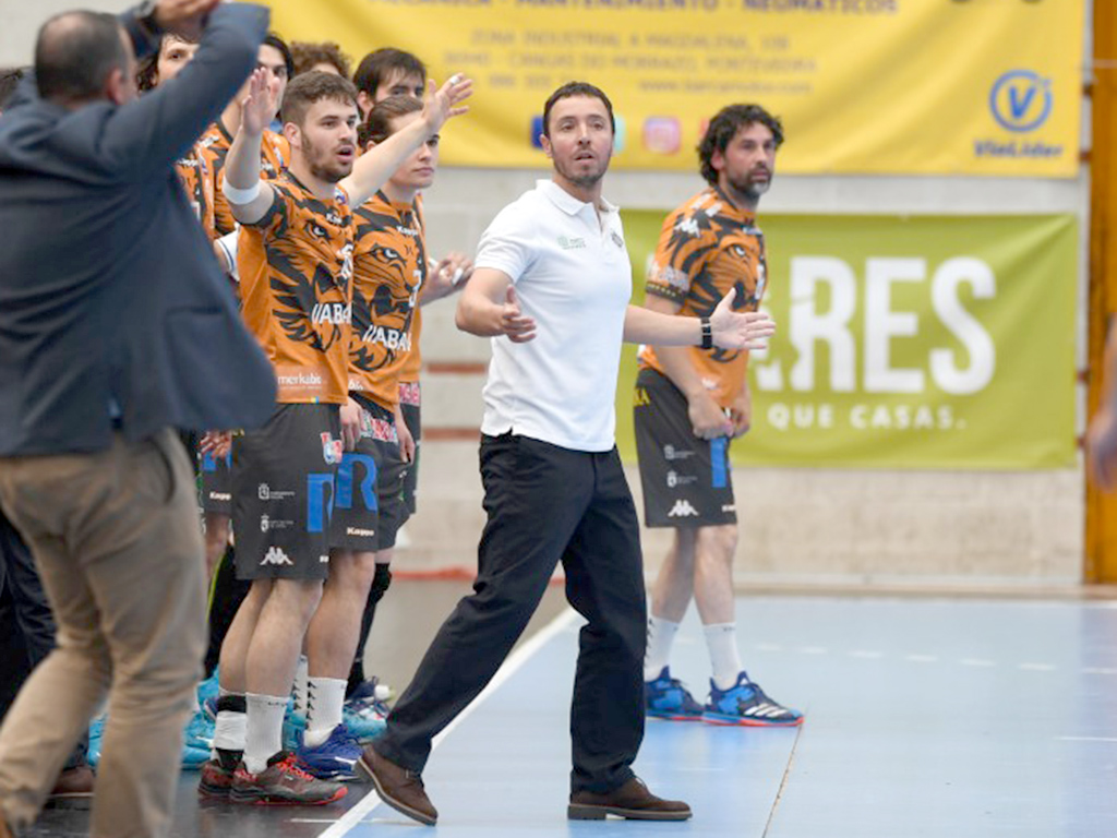El técnico Diego Dorado, durante un partido del Ademar de León. / JAVIER QUINTANA