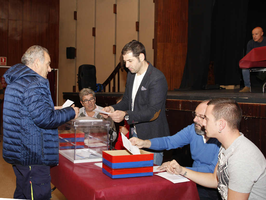 Un socio azulgrana votando en un pasado referéndum de la Gimnástica Segoviana en el salón de actos del IES Andrés Laguna./ NEREA LLORENTE