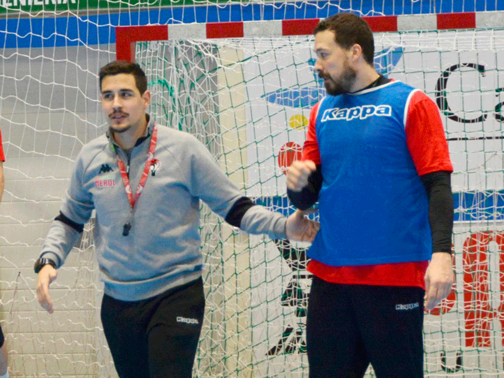 Nuno Farelo, junto a Andrés Alonso en uno de los entrenamientos del Viveros Herol Nava./ AMADOR MARUGÁN