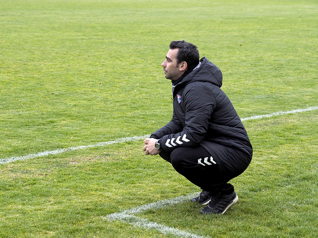 Manu, agachado durante un encuentro jugado por la Segoviana en La Albuera. / NEREA LLORENTE