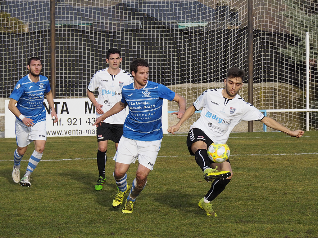 Gabi, del CD La Granja, y Álex Conde, de la Gimnástica Segoviana, disputan un balón. / KAMARERO