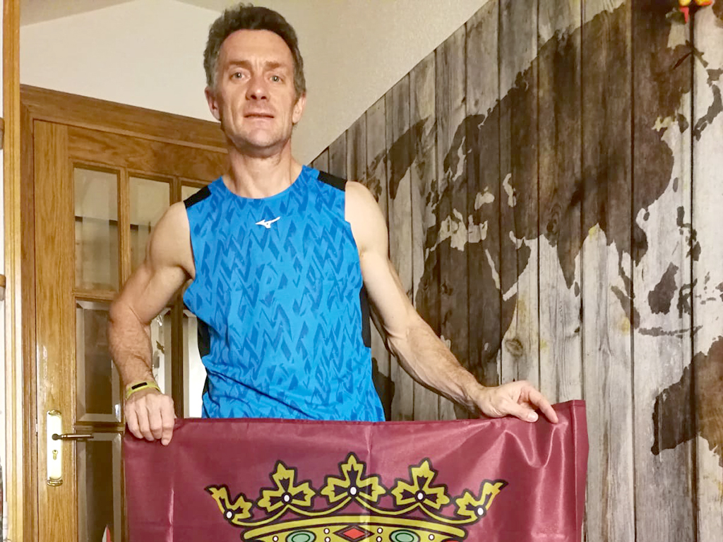 El atleta Luis Alonso, con la bandera de la provincia de Segovia. / EL ADELANTADO