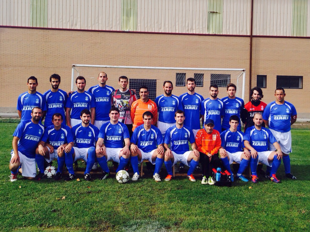 Los jugadores de la plantilla del CD Mozoncillo, antes de un partido antes de que se parara la competición. / CD MOZONCILLO