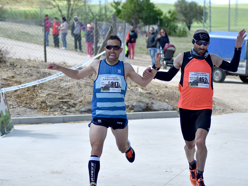 Julio de Pablos y Miguel Ángel Ramos entran en la meta de la pasada edición de la carrera de Valseca. / CARRERA VALSECA