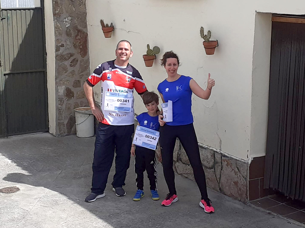 El compromiso con el deporte, ahora más que nunca 1 Una familia, a punto de comenzar a hacer deporte en su domicilio. / NEREA LLORENTE