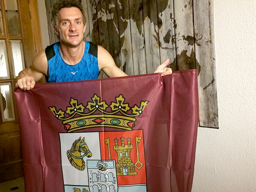 El atleta Luis Alonso, con la bandera de la provincia de Segovia. / E.A.