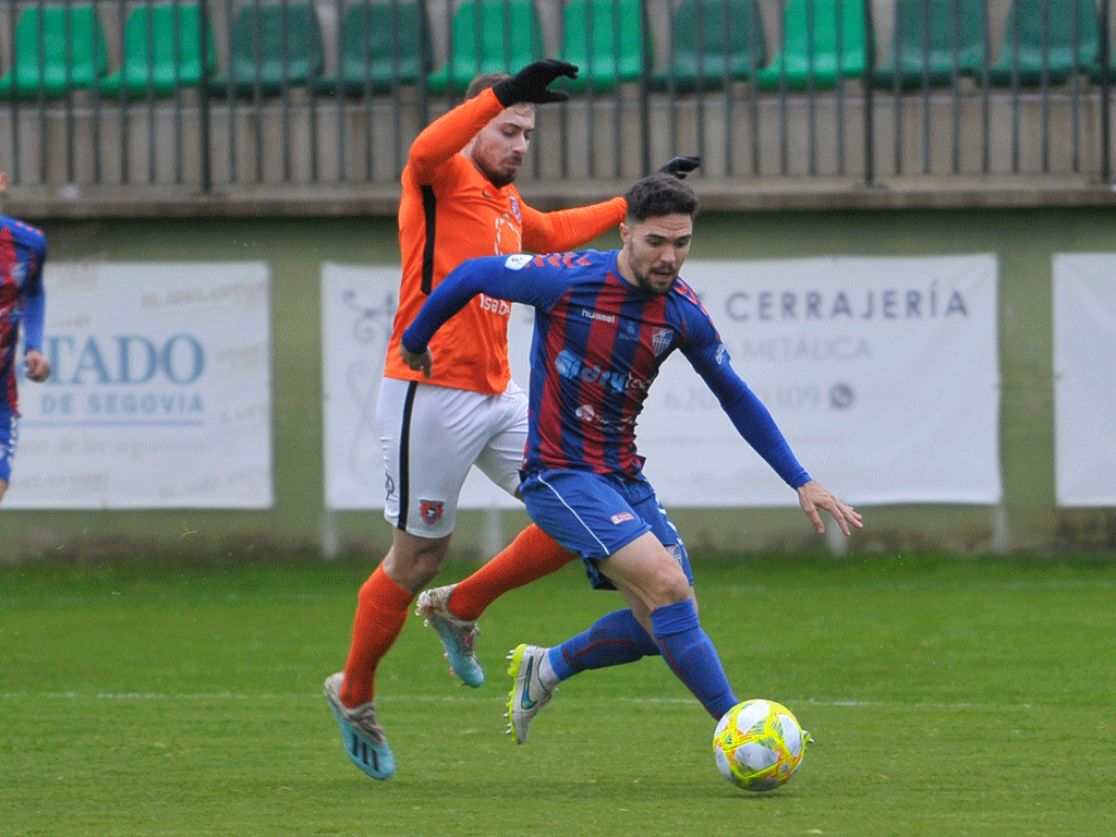 Rubén progresa durante un partido de la Segoviana. / NEREA LLORENTE