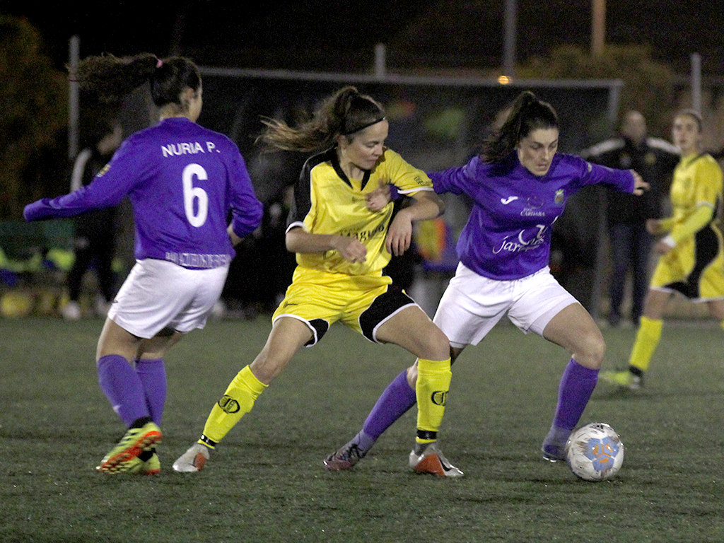 Imagen de un encuentro de fútboi de la Liga Doble G protagonizado por el Quintanar y el Monteresma. / NEREA LLORENTE