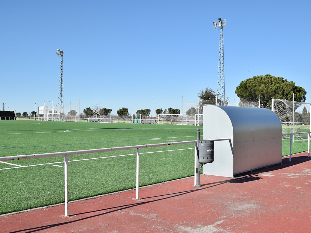 Imagen parcial del campo de fútbol ‘Mariano Chocolate’, vacío durante el confinamiento. / ROCÍO PARDOS