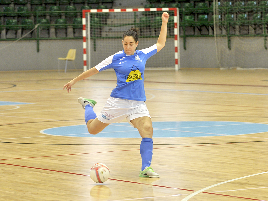 La componente del Unami CP Cristina de Andrés se dispone a disparar a puerta, durante un partido. / KAMARERO