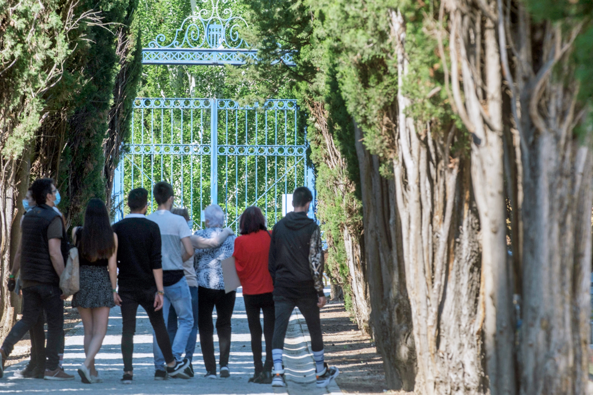 Varias personas reconfortan a un familiar en el Cementerio del Santo Ángel de Segovia. / Kamarero