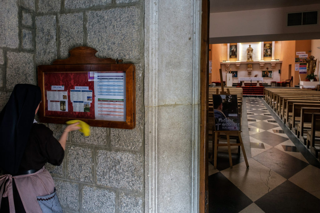 Recuperando la normalidad pero solo un poco 3 01kama Iglesia San Jose Monja Limpiando Coronavirus KAM9724