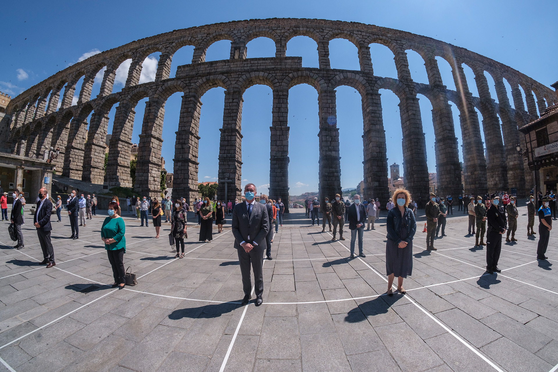 Alrededor de 200 personas han guardado este mediodía un minuto de silencio por las víctimas de Covid-19 en el Azoguejo. / Kamarero