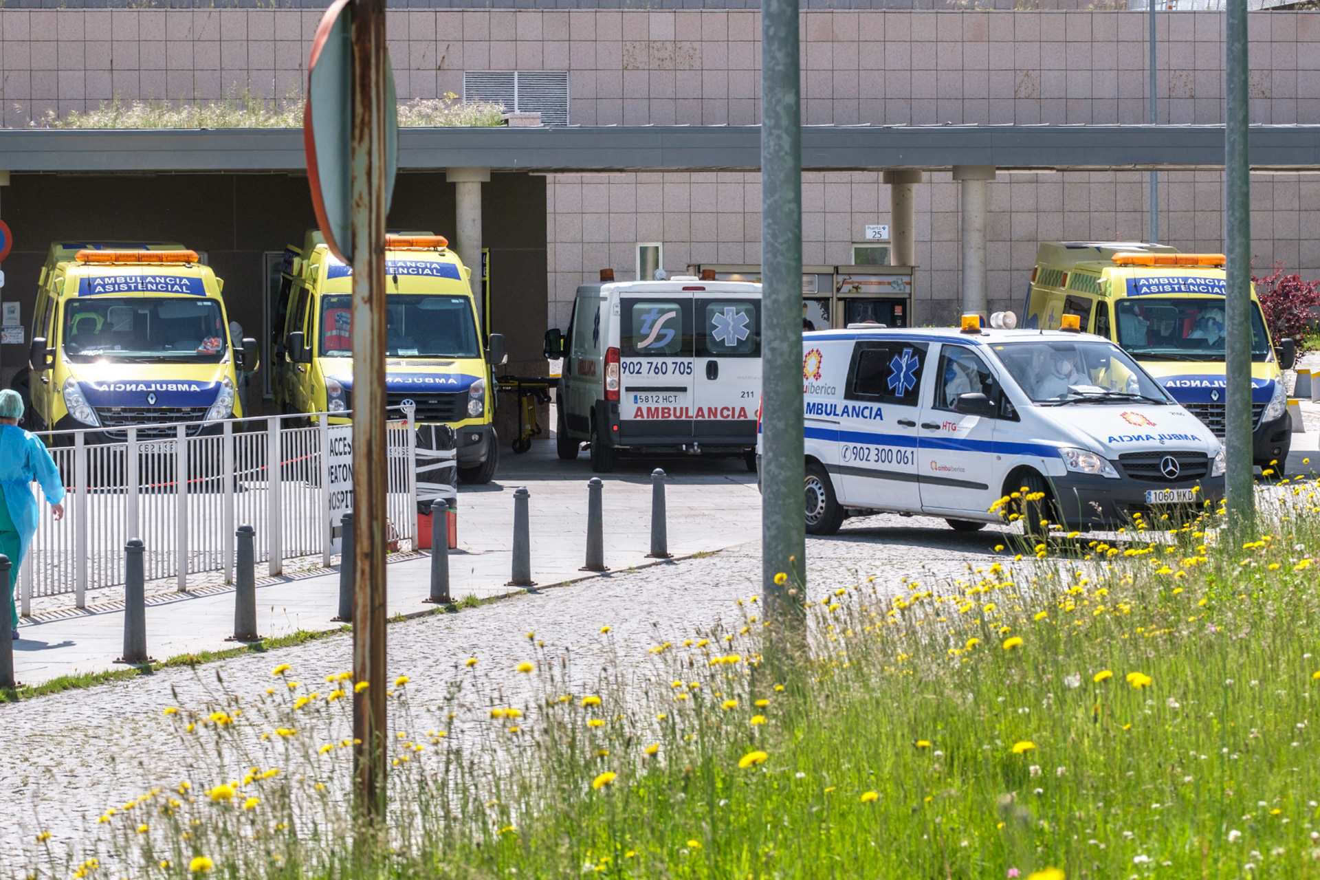Varias ambulancias se concentran en el aparcamiento del Hospital General de Segovia.