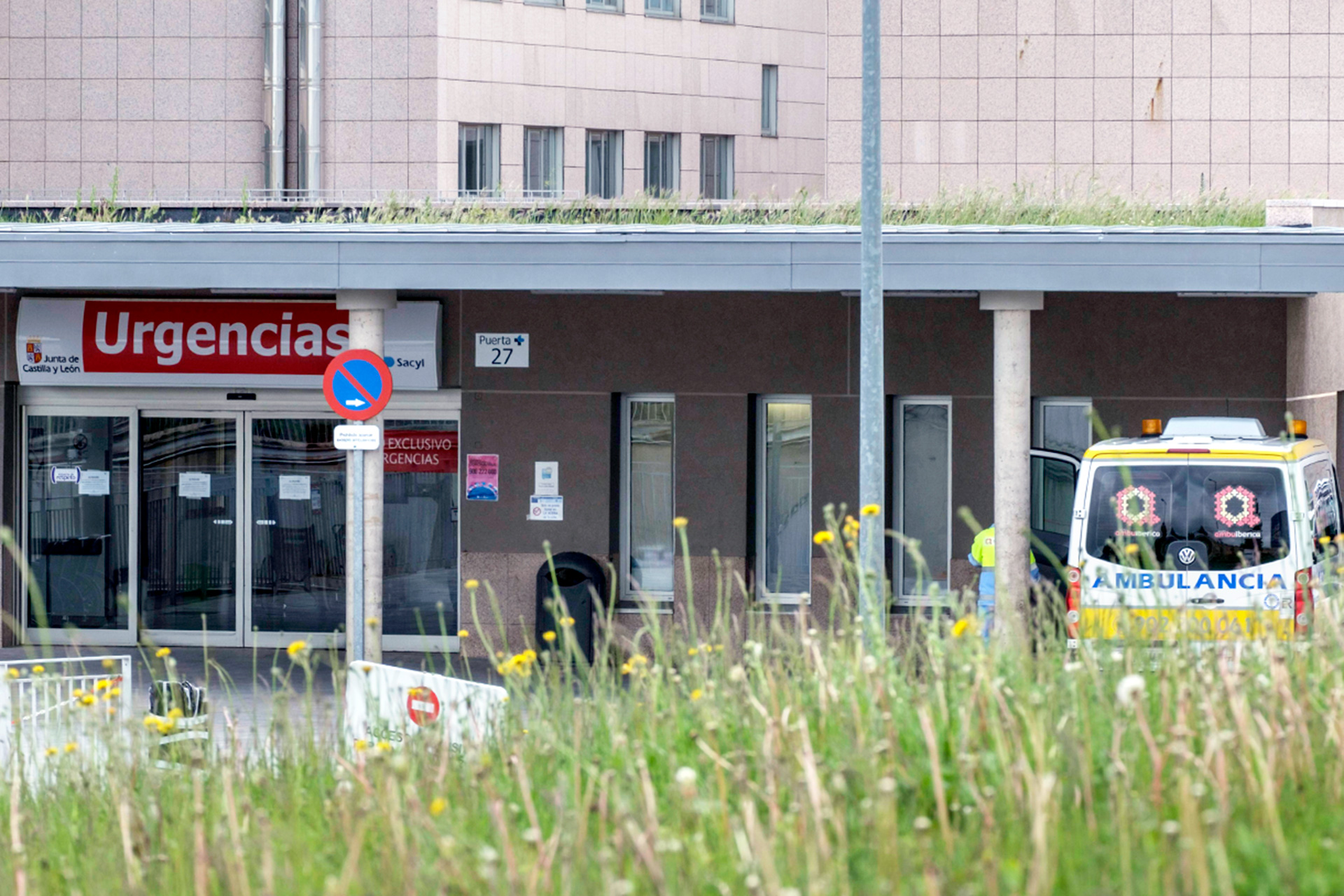 Una ambulancia se encuentra aparcada cerca de la puerta de Urgencias del Hospital General.