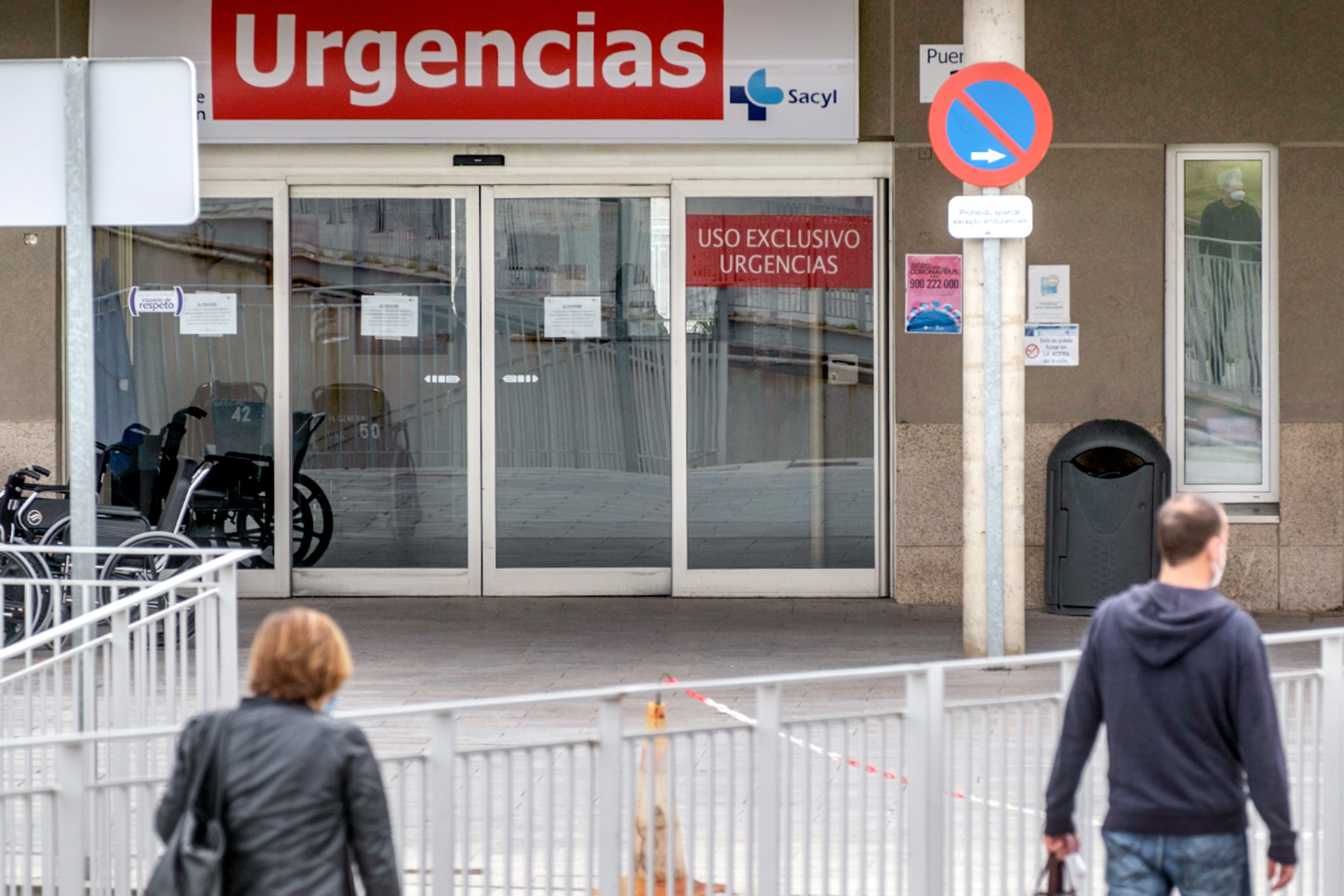 Diversas personas transitan por las inmediaciones de la puerta de entrada de Urgencias en el Hospital.