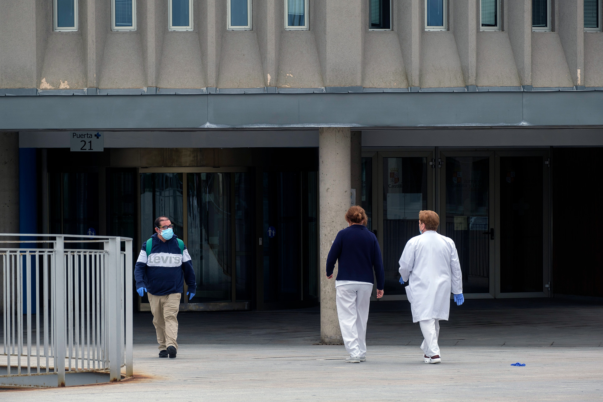 Personal sanitario se dispone a entrar en el Hospital General de Segovia. / KAMARERO
