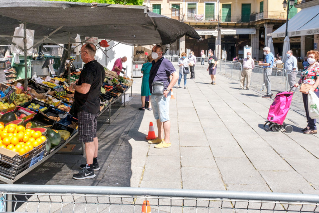 Vendedores y clientes del mercado de los jueves de Segovia se reivindican pero seguros 2 04 1kama Plaza Mayor Mercado Jueves KAM1561