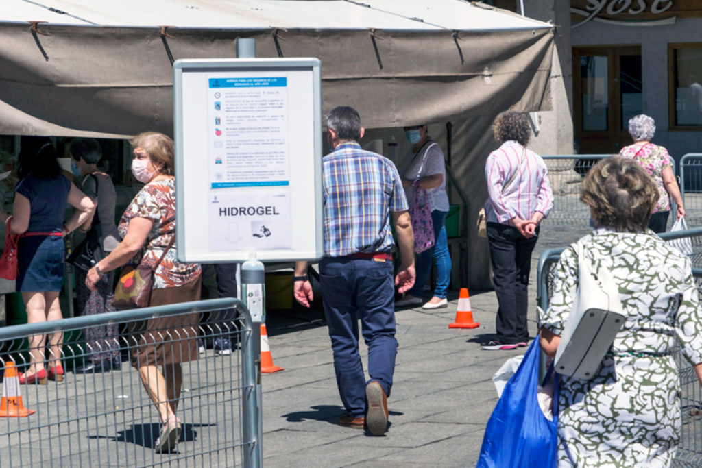 Vendedores y clientes del mercado de los jueves de Segovia se reivindican pero seguros 3 04 2kama Plaza Mayor Mercado Jueves KAM1565