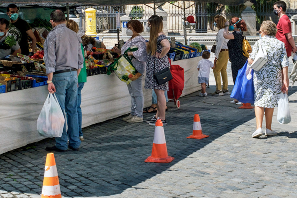 Vendedores y clientes del mercado de los jueves de Segovia se reivindican pero seguros 4 04 3kama Plaza Mayor Mercado Jueves KAM1572