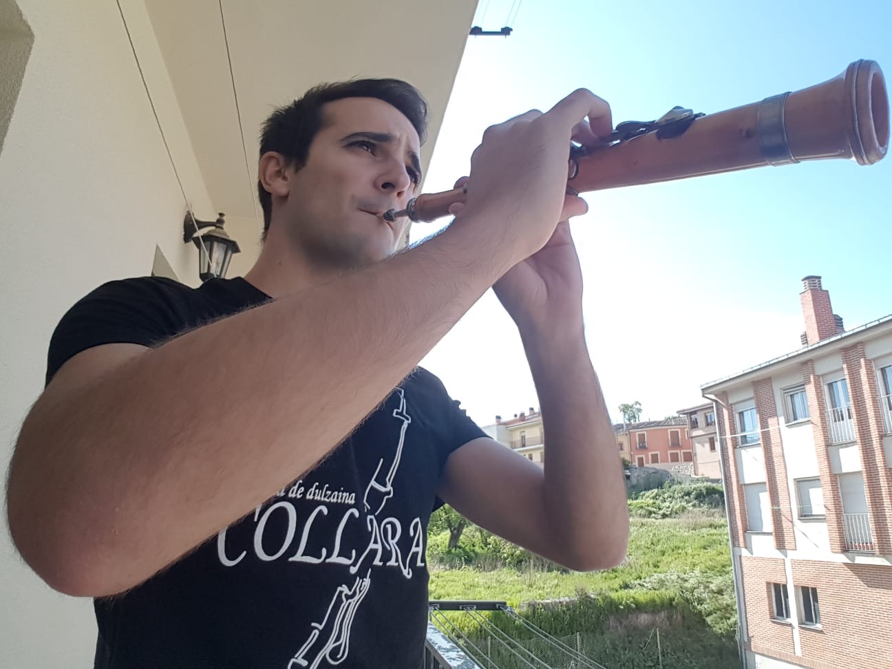 Fernando Olmos, dulzainero cuellarano, vecino que sigue animando el confinamiento.