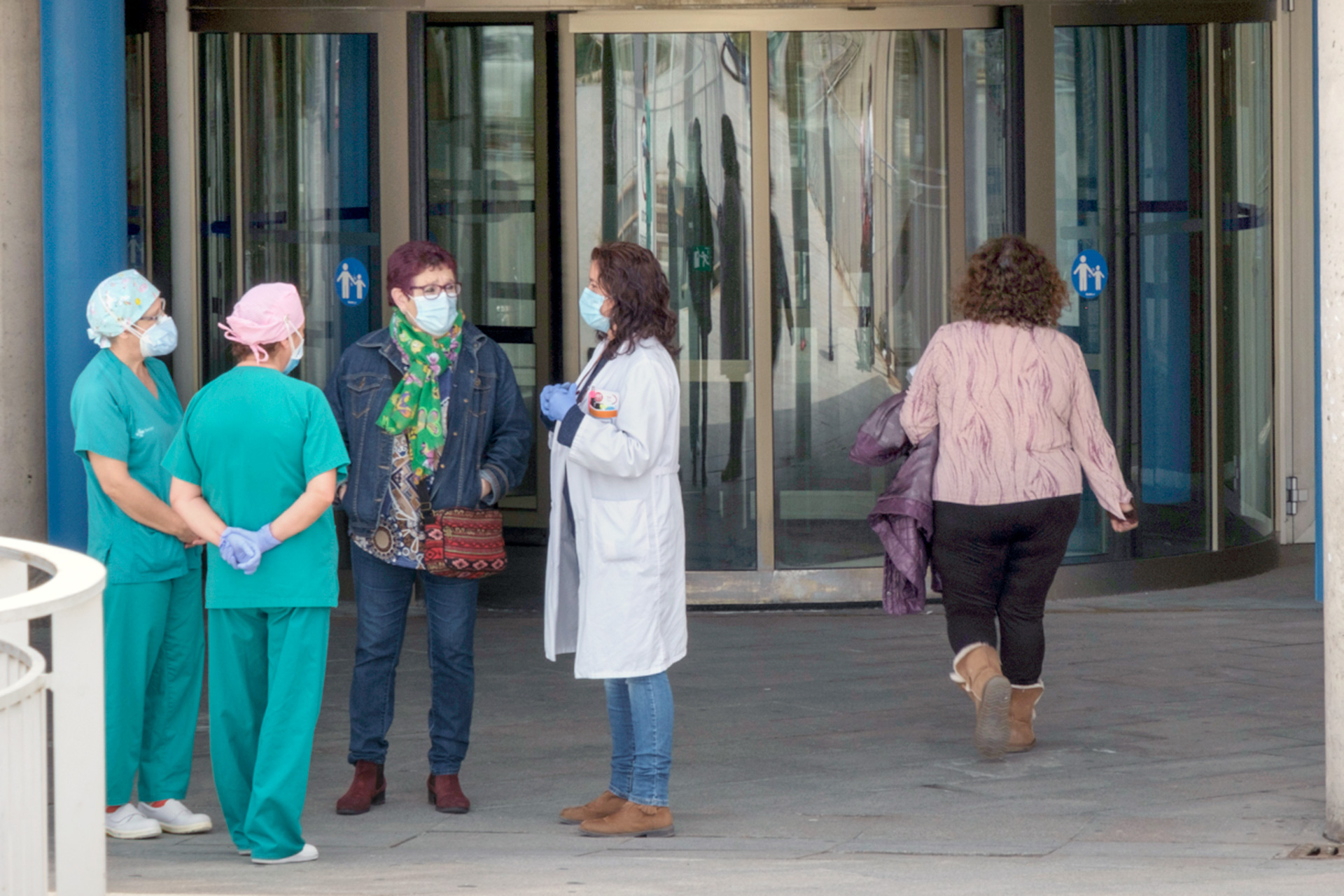 Personal sanitario conversa a las puertas del Hospital General de Segovia.