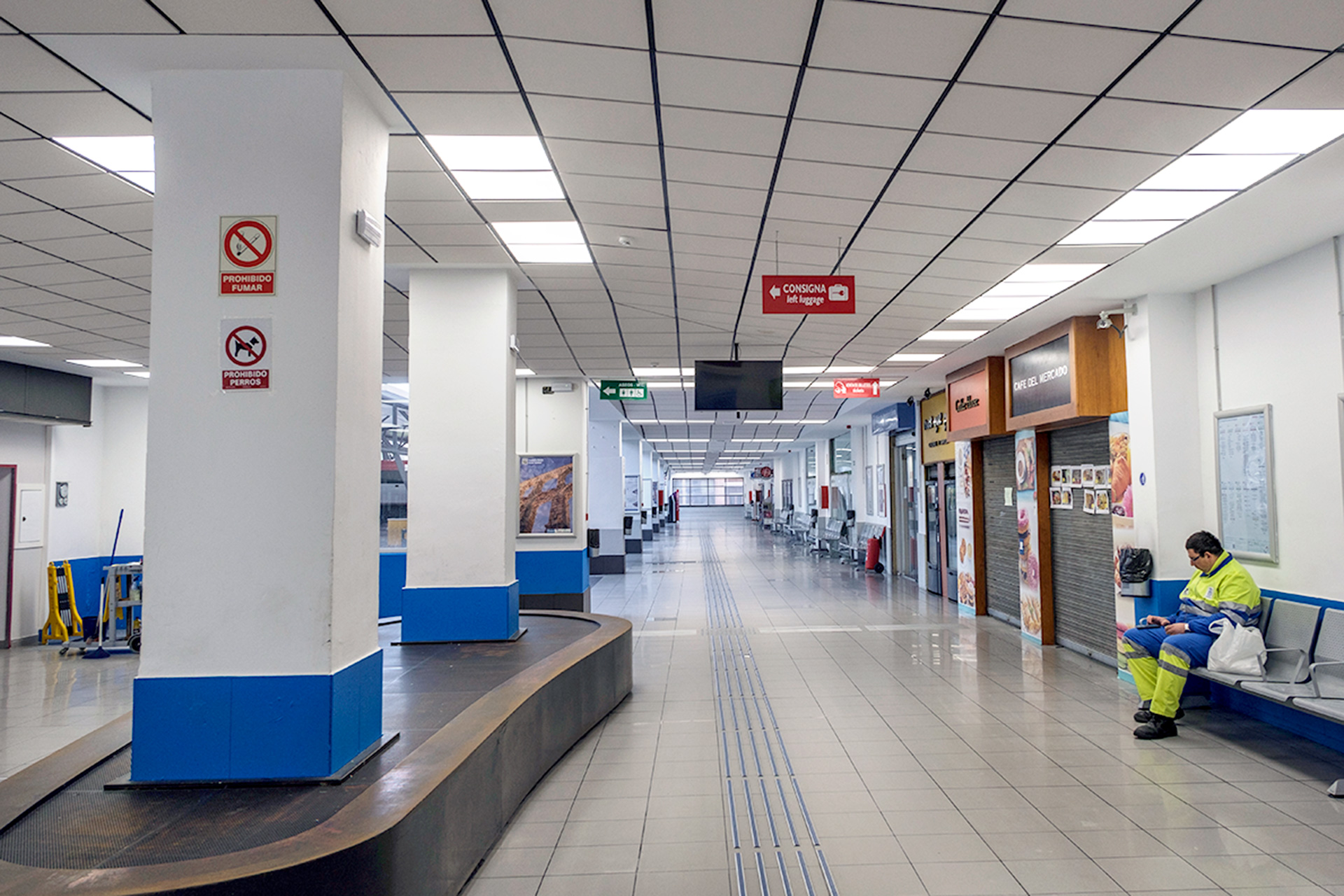Vestíbulo de la Estación de Autobuses de Segovia, donde la actividad es muy escasa en este momento. / Kamarero