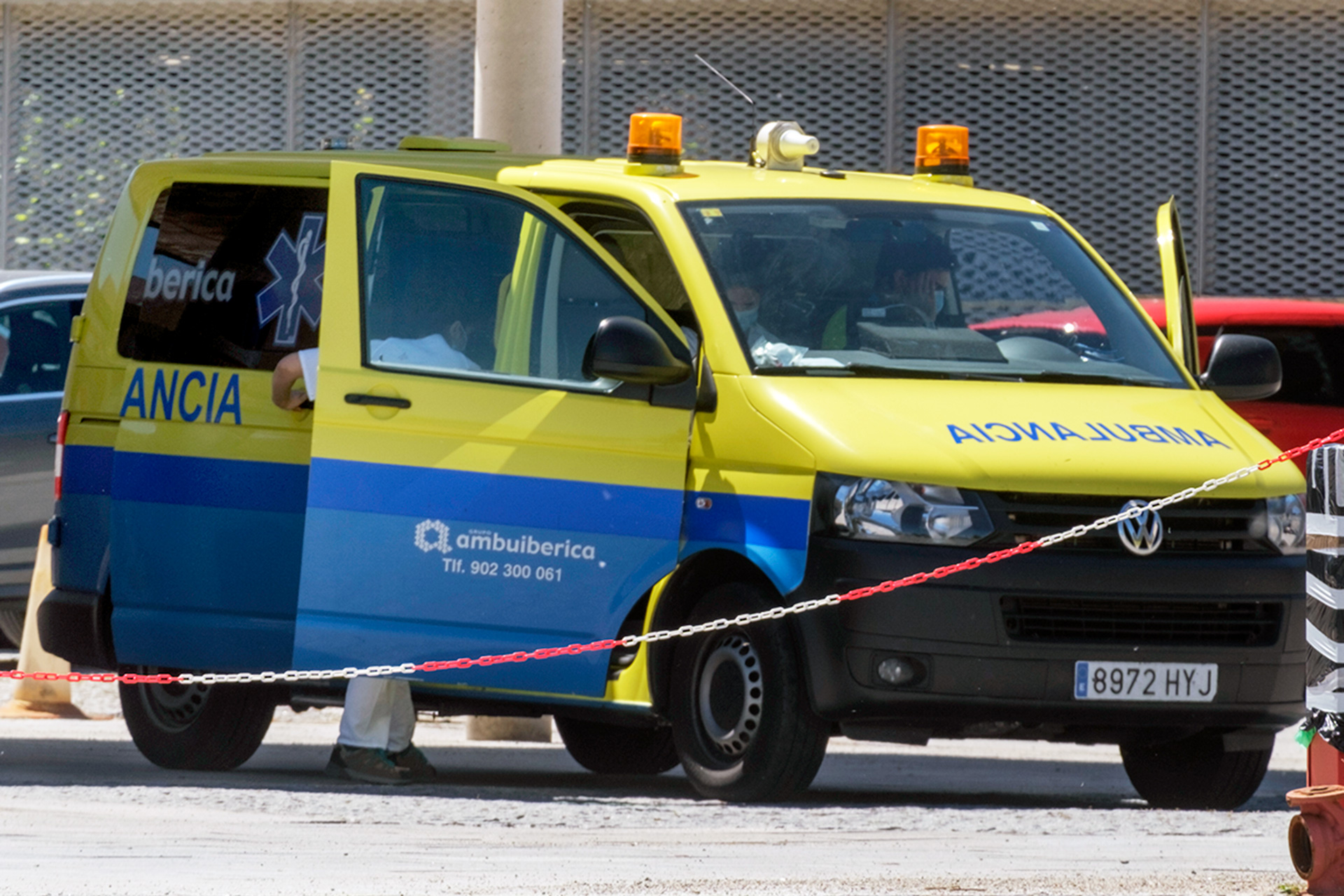 Una ambulancia para en las inmediaciones del Hospital General de Segovia.