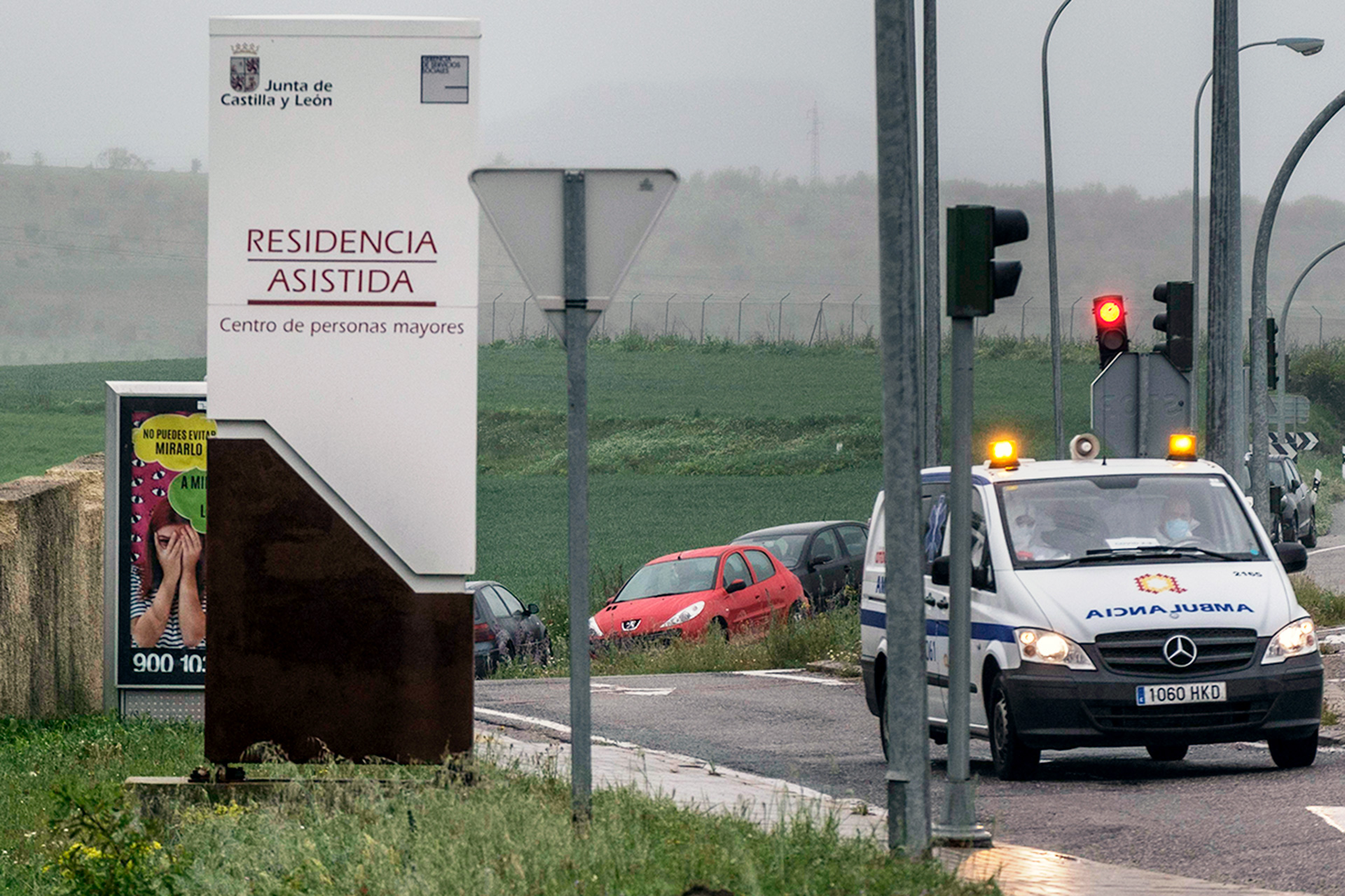 Una ambulancia conduce por las proximidades de la Residencia Asistida de Segovia. / KAMARERO