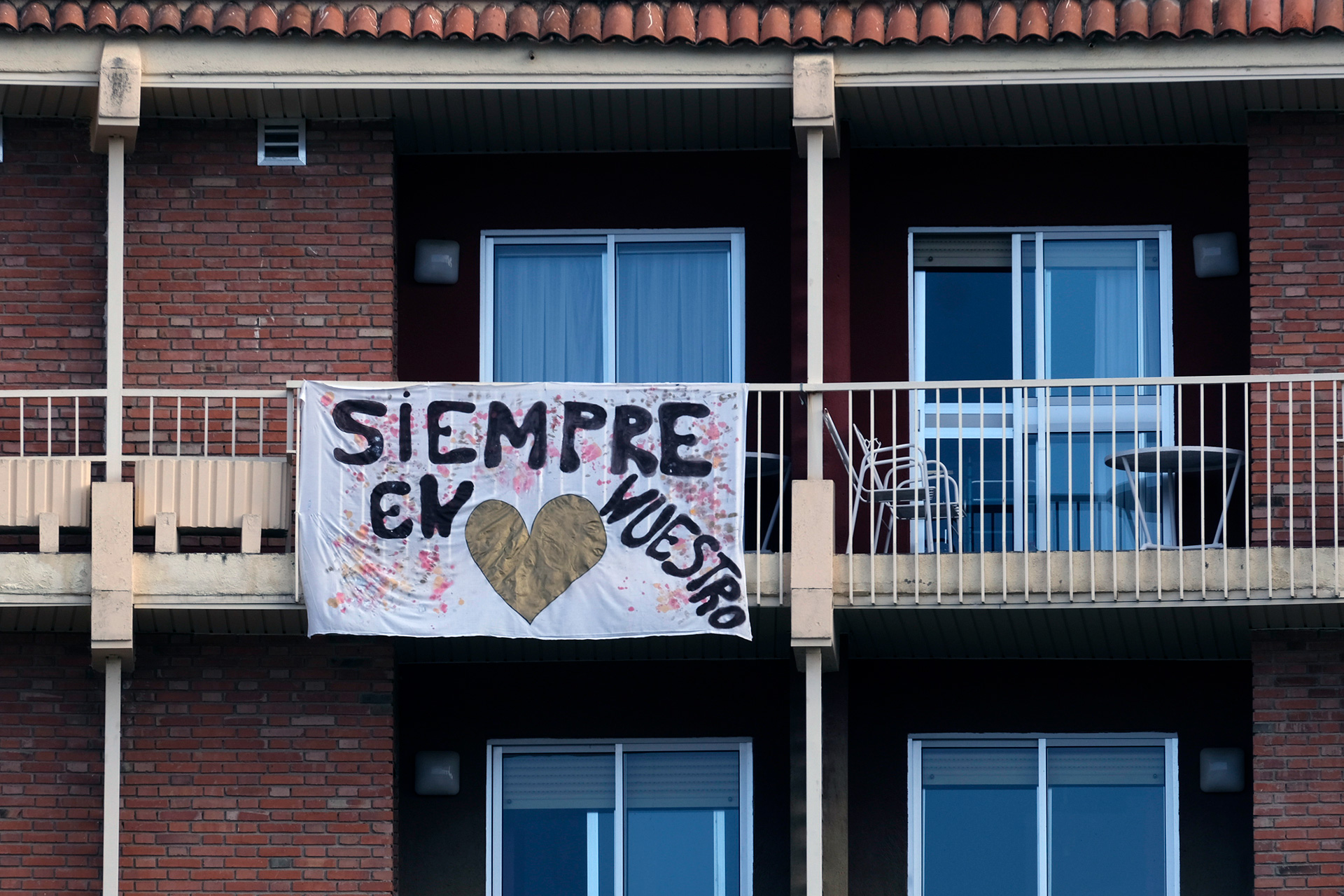Un cartel colgado en la Residencia de Mayores Mixta.