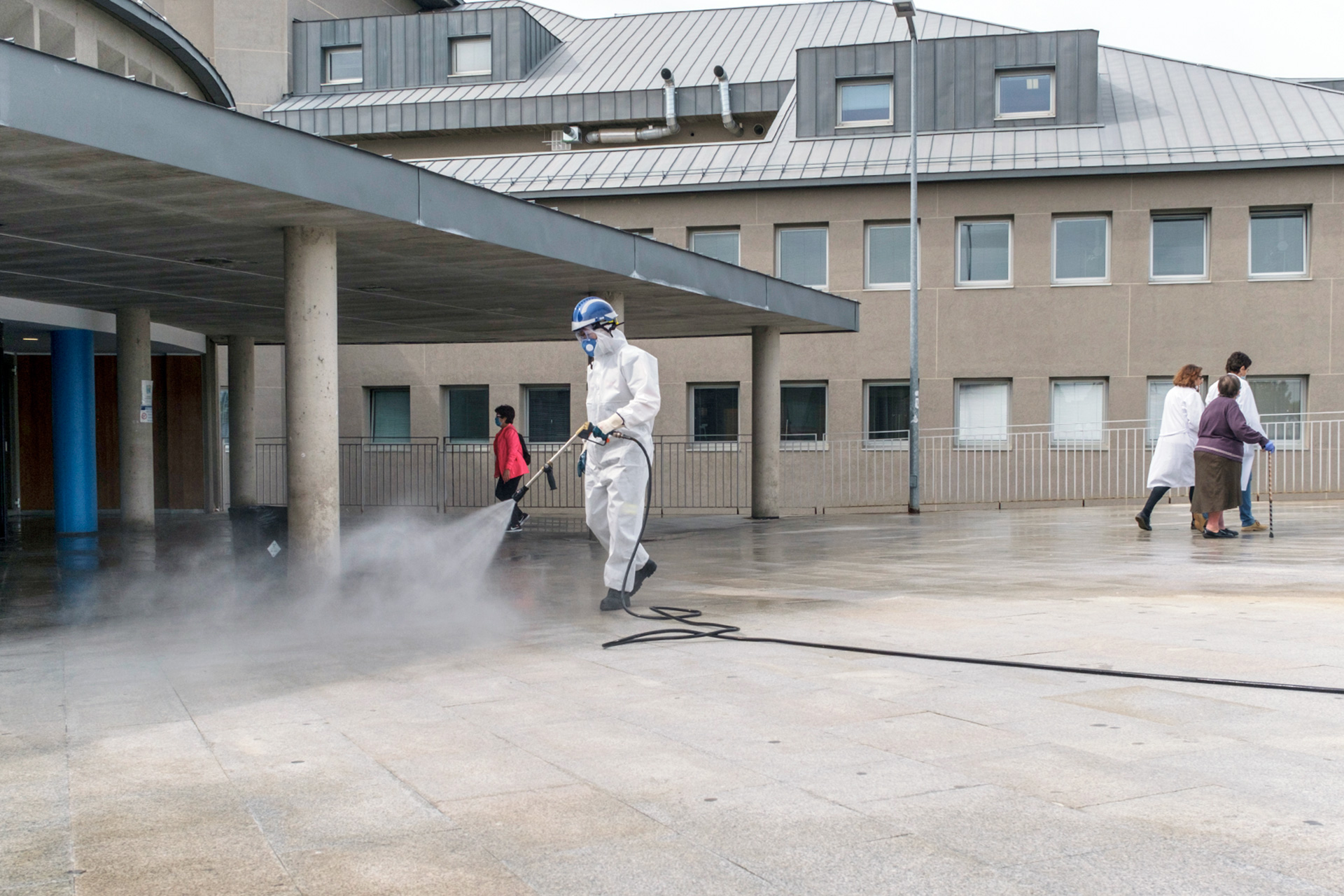 Bomberos desinfectando la entrada del Hospital General. / KAMARERO