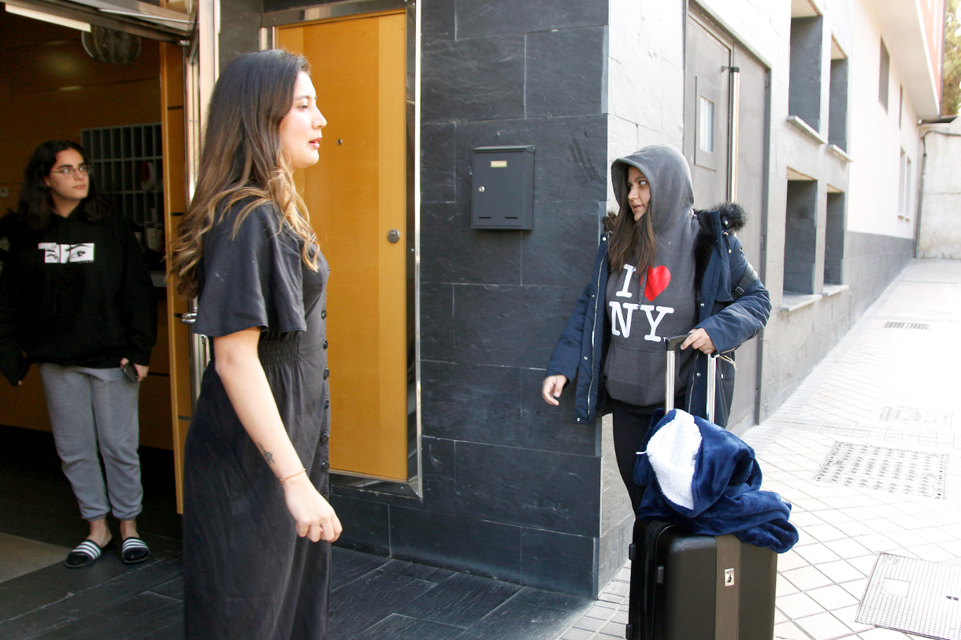 Puerta de la residencia ‘Factory’ en San Lorenzo, donde se alojaba el primer contagiado por Covid-19.