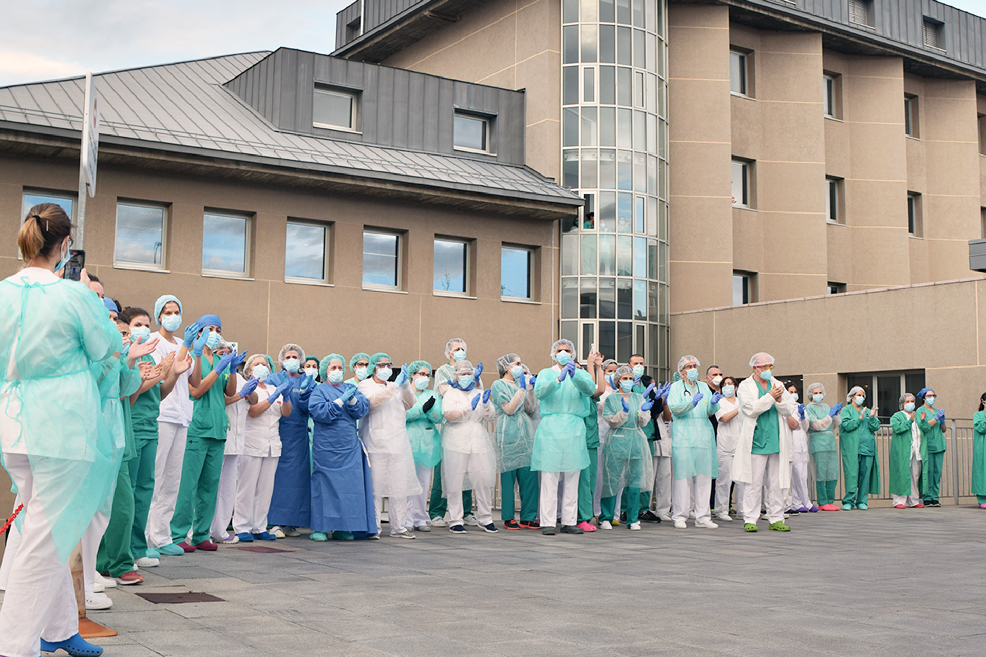 El personal sanitario en las proximidades del Hospital General durante el aplauso diario.