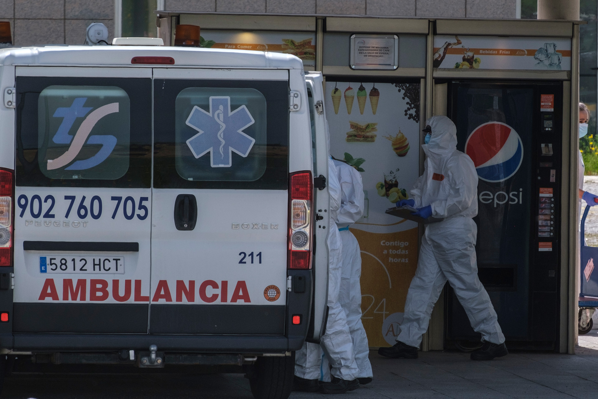 Sanitarios con epis cerca de una ambulancia en el Hospital General.