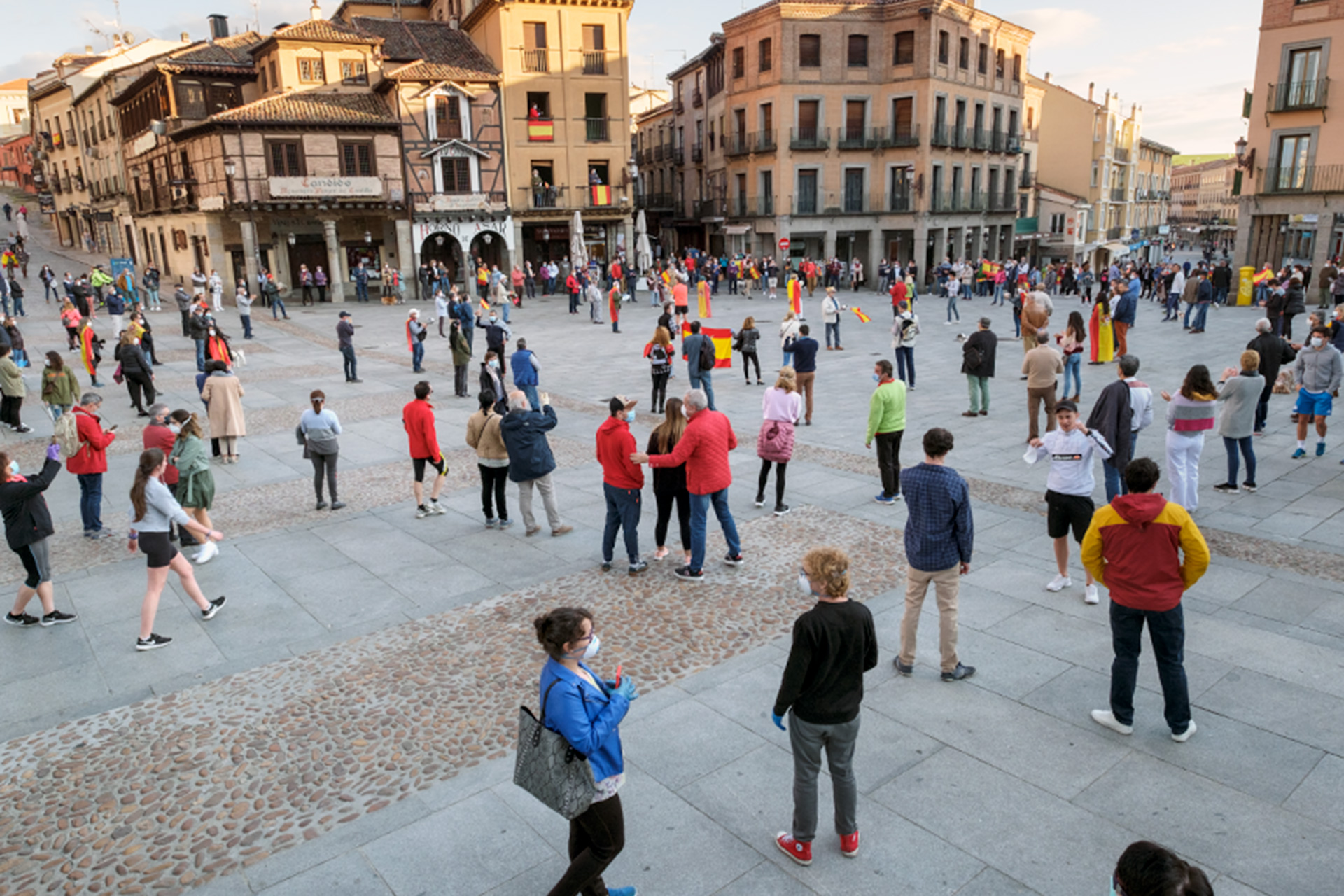 Decenas de personas protagonizaron ayer una cacerolada y otras expresiones de protesta contra el Gobierno central en el Azoguejo. / Kamarero