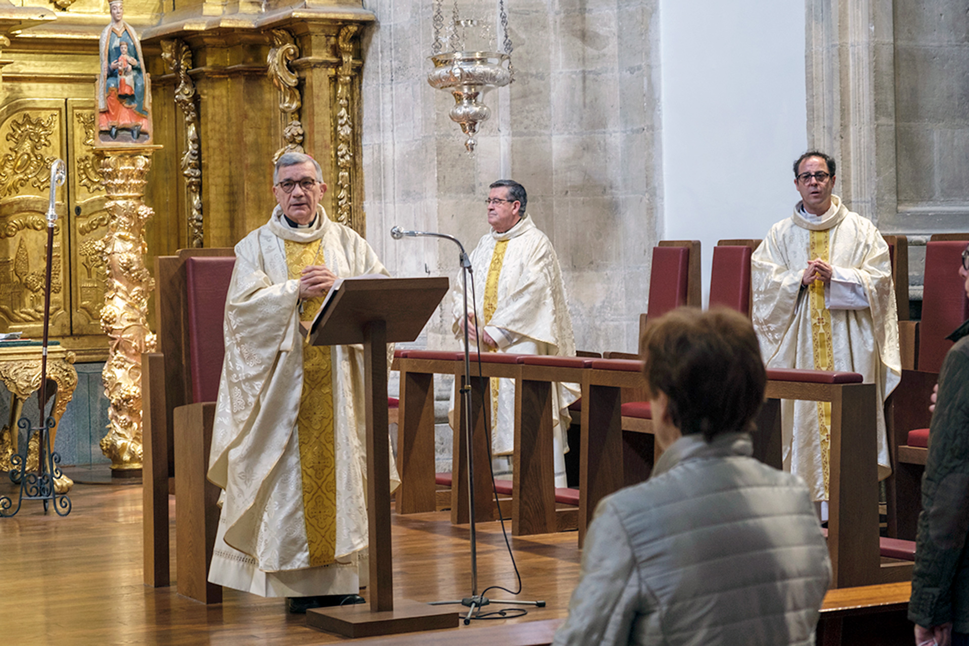El obispo presidió la eucarístía en la misa de la Pascua del Enfermo, ayer por la mañana. / Kamarero