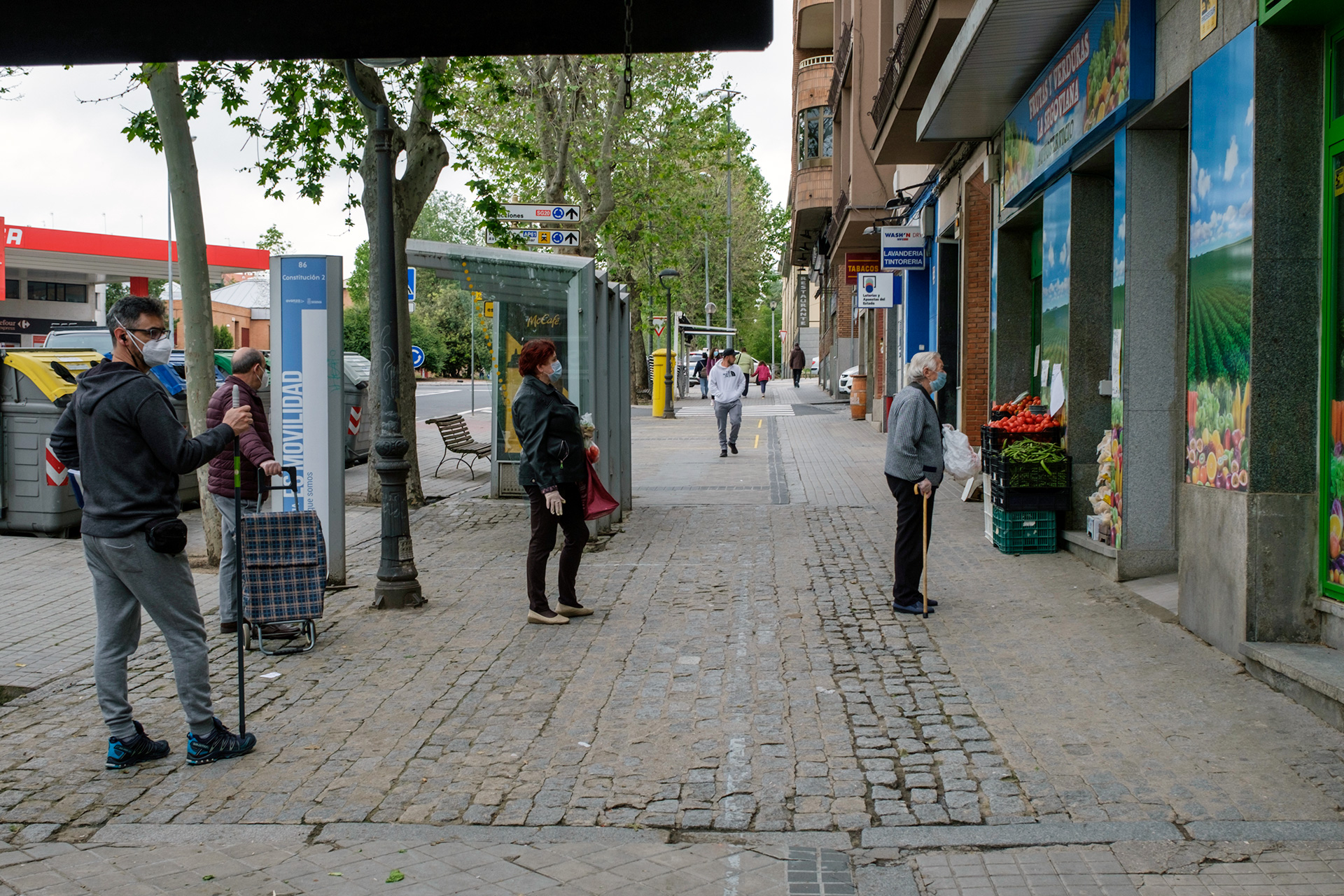 Clientes esperando turno en el exterior de una tienda de alimentación de la avenida de la Constitución. / Kamarero