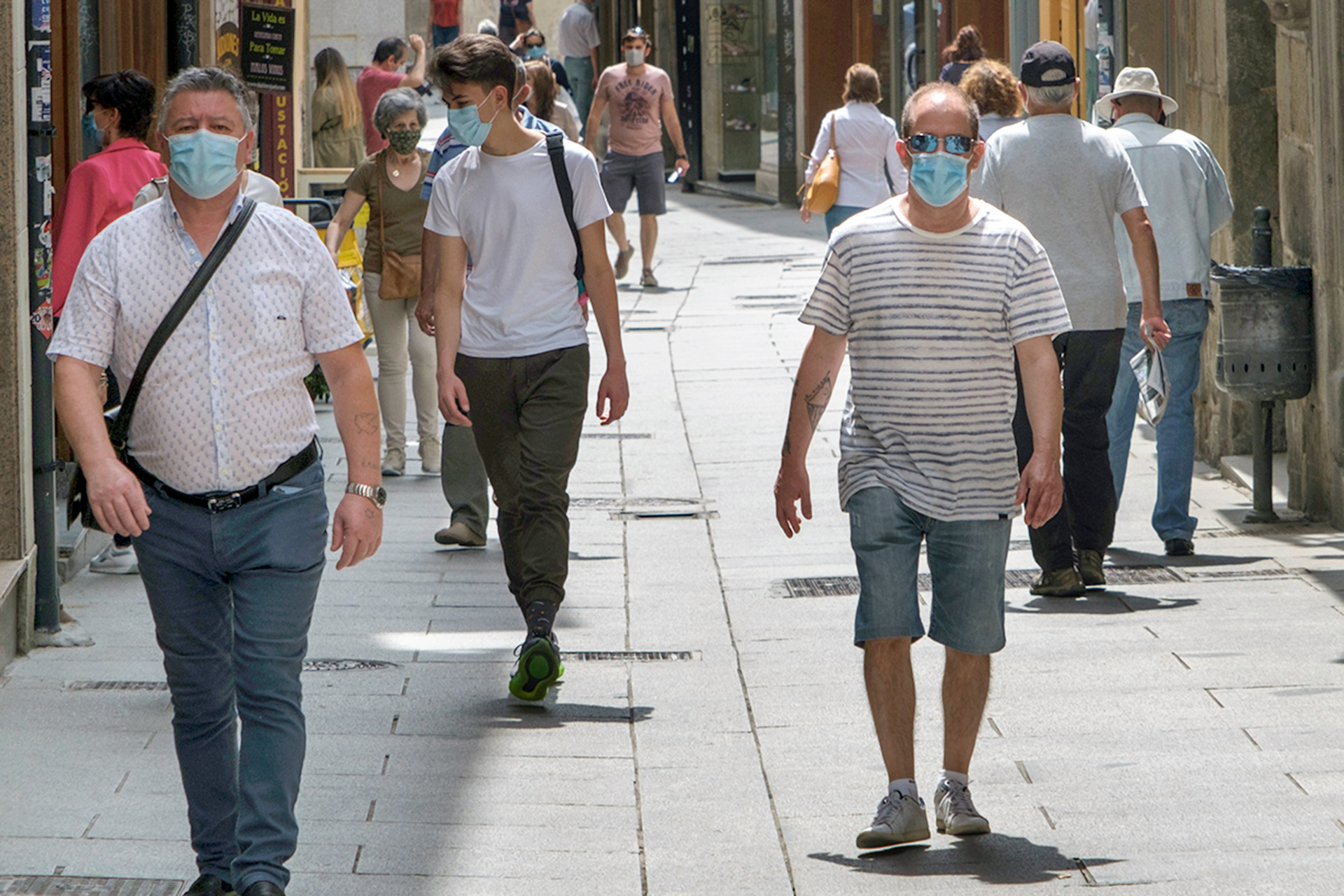 Varios segovianos pasean por la Calle Real de la capital.