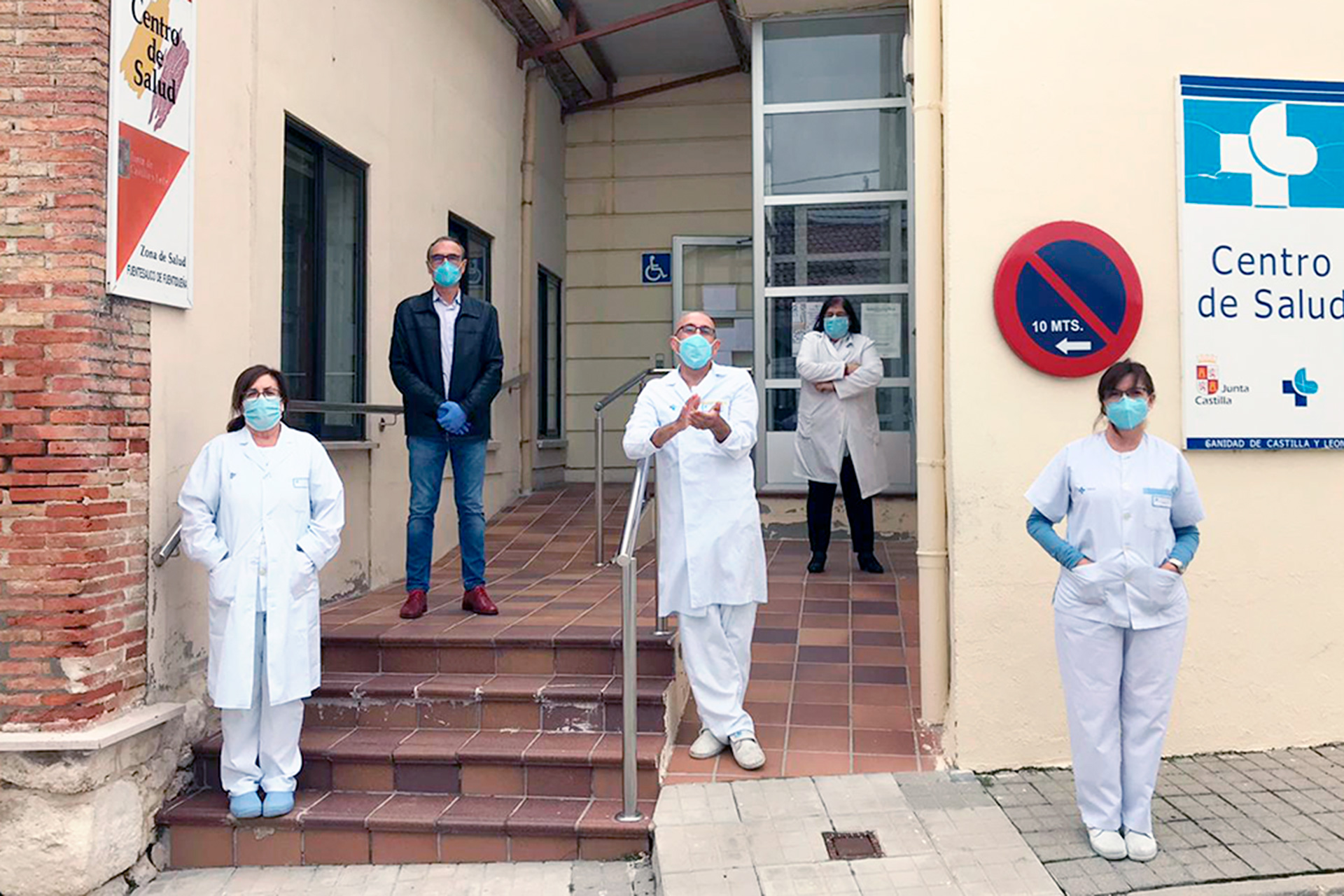 Profesionales del centro de Salud de Fuentesaúco de Fuentidueña durante una concentración. / EL ADELANTADO