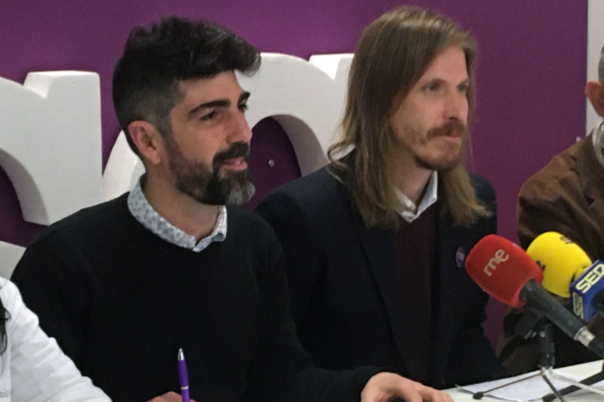 Guillermo San Juan y Pablo Fernández, en la sede local de Podemos. / E. A.