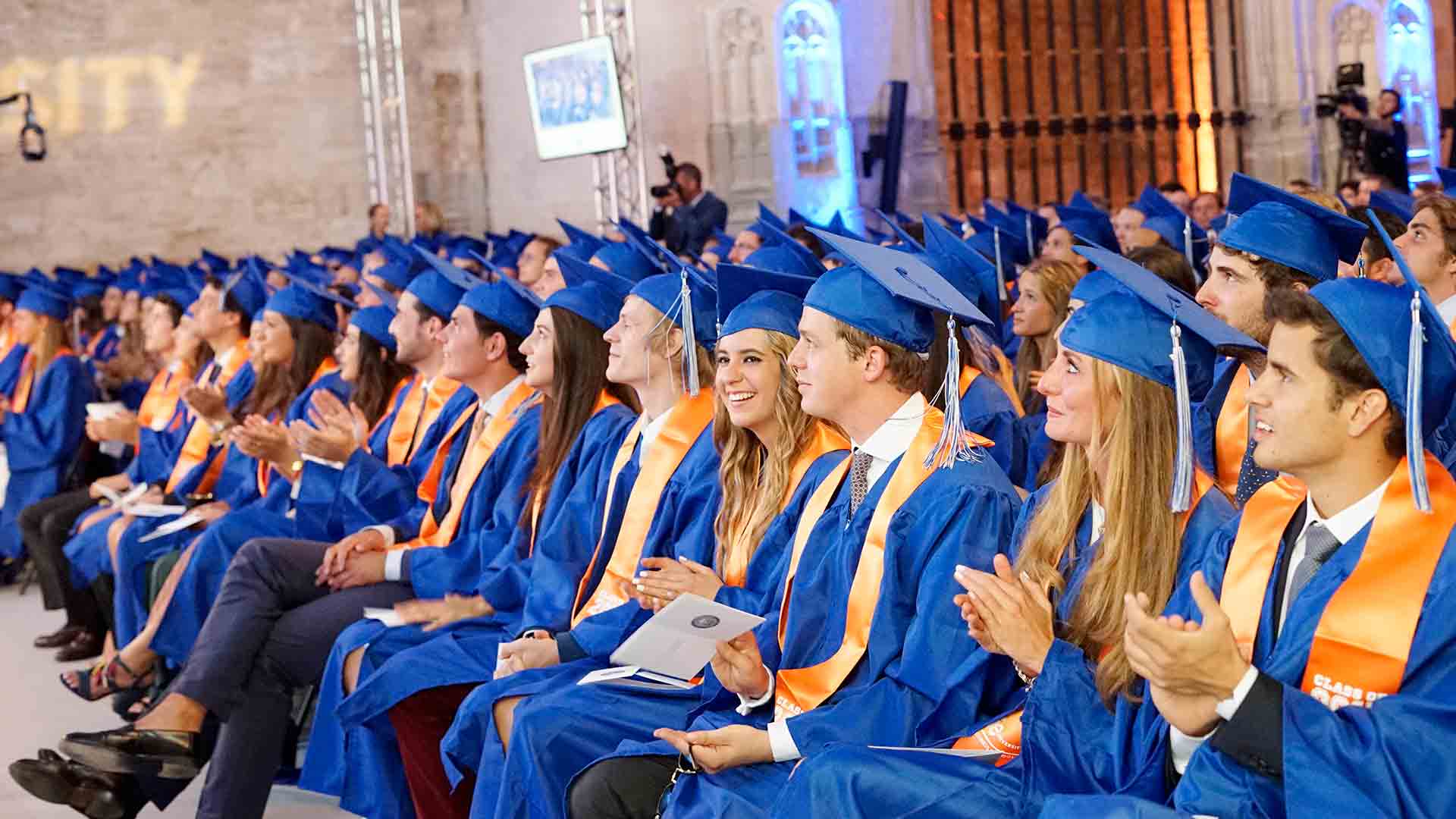 Alumnos de IE University durante un acto de graduación en el campus de Segovia. / Roberto Arribas