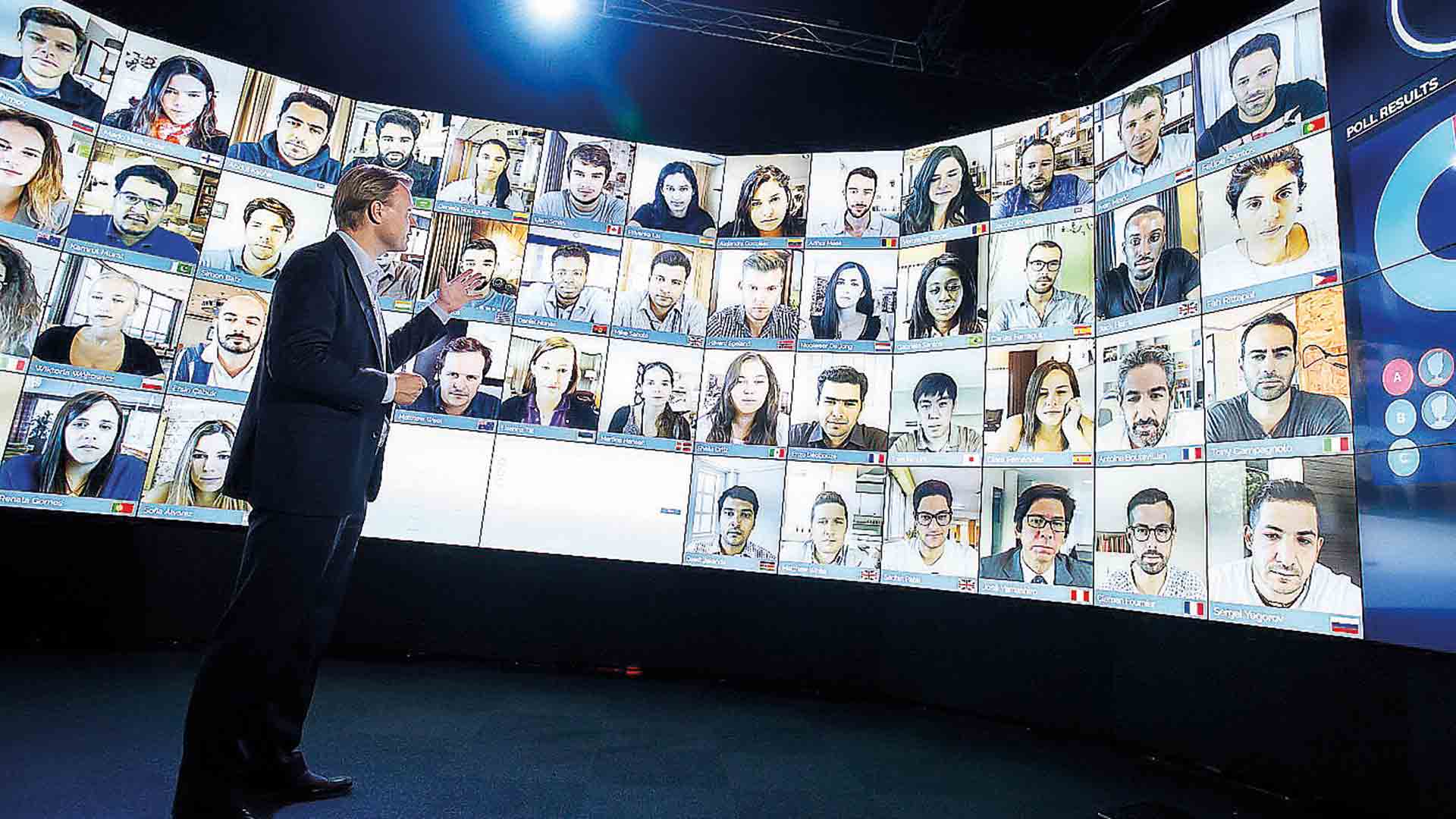 En 2016, IE puso en marcha el aula WOW Room, que utiliza inteligencia artificial, simulaciones, big data, robots y hologramas, entre otros recursos. / IEU