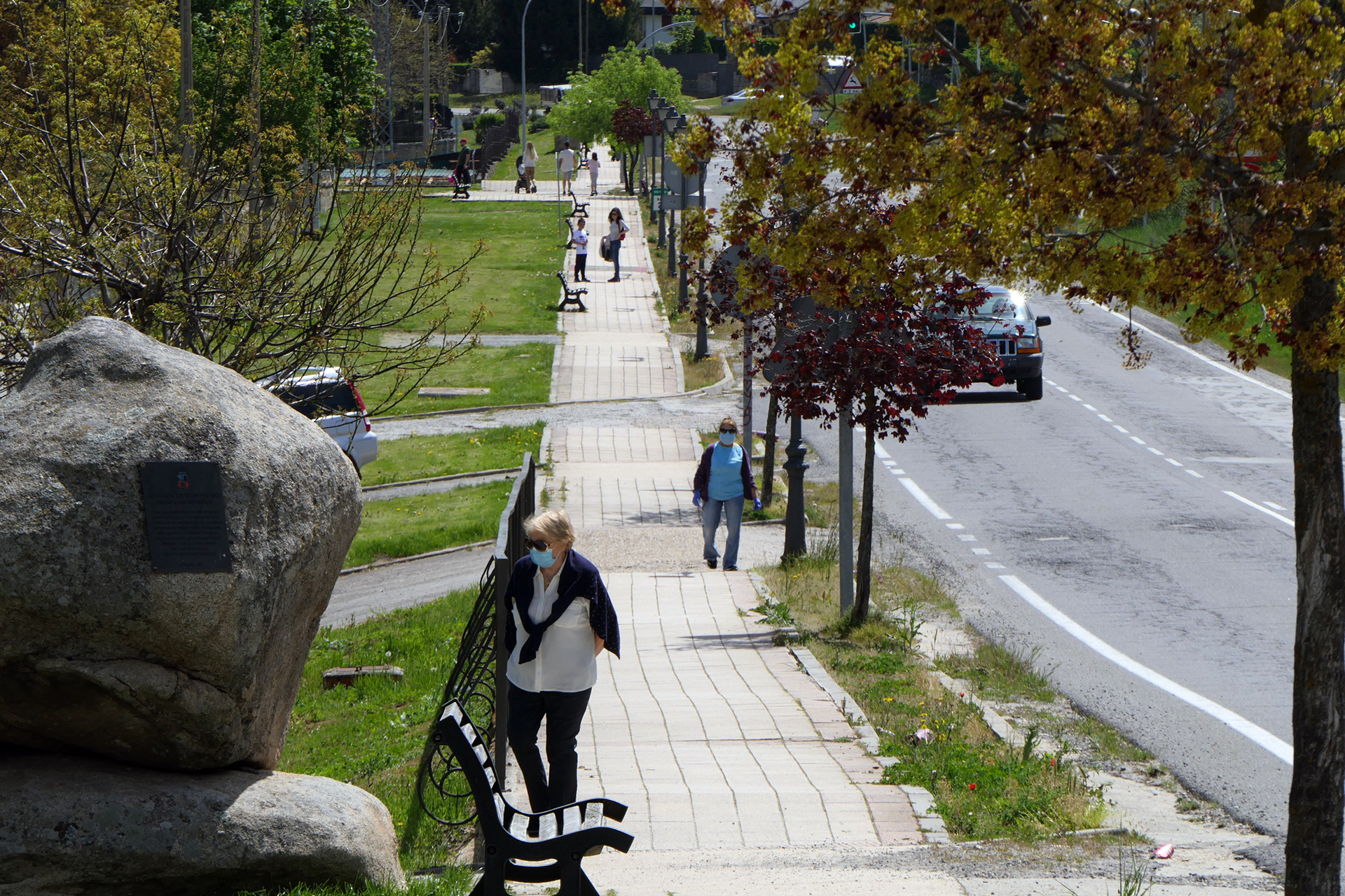 Los espinariegos aprovechan para salir a pasear./JOSÉ REDONDO