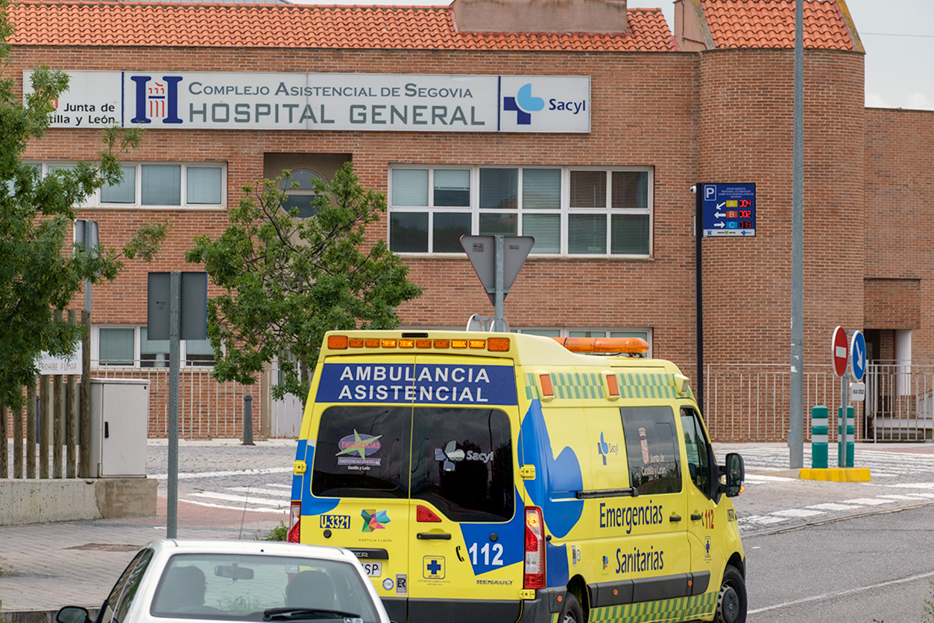 Una ambulancia circula por las inmediaciones del Hospital General de Segovia. / KAMARERO